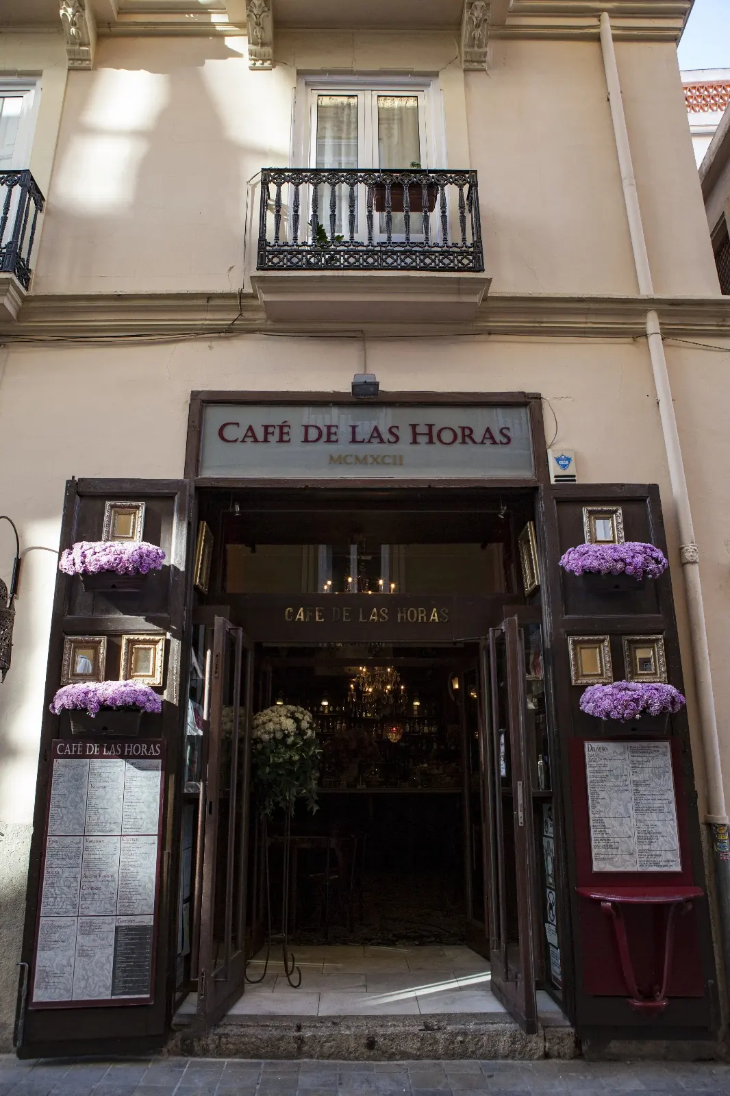 Fachada del café en Conde de Almodóvar 1