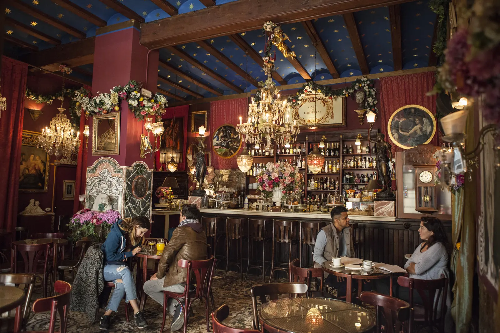 Salón del Café de Las Horas con la barra al fondo